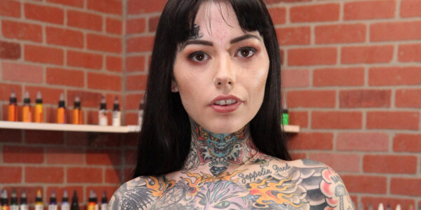 รูปโป๊ฝรั่ง Heavily tattooed girl สาวฝรั่งนางแบบ สักทั้งตัวยั่วควยเบา ๆ